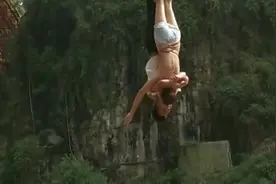 蹦极原来是这样下来的，看完还想去蹦极吗？一起来看看吧！