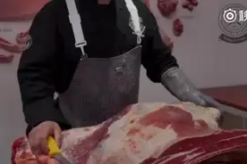 实拍屠夫从大块牛肉中剔除骨头，用时不到5分钟，刀法干净利落！