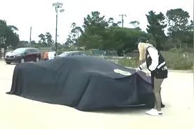 美女花1500万订购的跑车到货，拉开遮车布那刻才是惊喜的开始！
