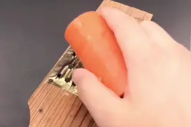 刨丝器用不好经常会刨到手，只需一根筷子就能解决这个大问题