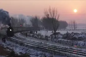 穿越了！辽宁一古董蒸汽机车重新上路运行，吸引中外游客围观