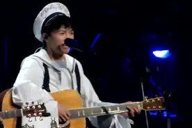 周深演唱会超震撼现场，弹唱《Hakuna Matata》，简直仙子下凡