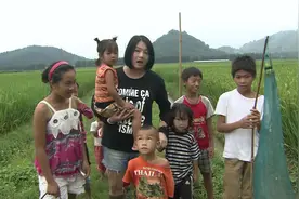 小村大任务：田间的乐趣，美女双脚竟然深陷沼泽中，看如何自救视频封面