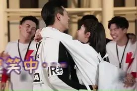 “童颜夫妇”大庭广众之下秀恩爱啦～佟年殿下萌式求抱抱视频封面