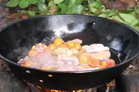 农村小伙户外爆炒老母鸡，鸡腹中还有鸡卵，吃的满嘴流油