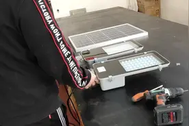 刚买的太阳能灯不亮？安装前教您激活太阳能路灯！视频封面