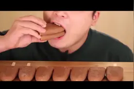 牛奶咖啡冰淇淋，两块叠在一起吃，这牙口和胃真是太强悍了