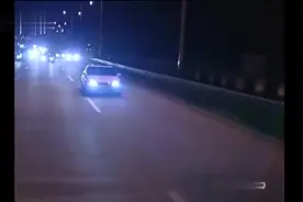 私家车闯入军队车队，首长放话五分钟内处理掉，否则就用导弹打了视频封面