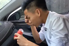 在农村买新车为什么要放红包，年轻人真是搞不懂，网友们你怎么看