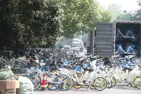 共享电单车泛滥 杭州这条路被挤成“单行线”