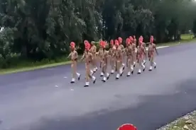 阅兵训练：印度士兵正在进行训练，腿为什么要抬这么高，很累吧视频封面