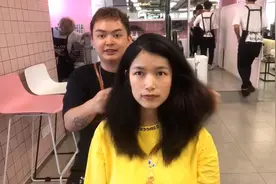 又蓬又毛的自然卷 苦恼的妹子让发型师帮忙设计剪短发 帅气又可爱