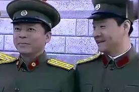 熊孩子把首长军衔上的一颗星星给切掉了，凭什么比我爸爸多一颗星