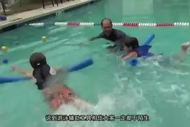 大叔受海豚启发，发明让旱鸭子跳进水里就会游的“小翅膀”