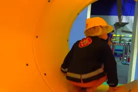 小女孩是小小救护员，开着救护车去救人视频封面