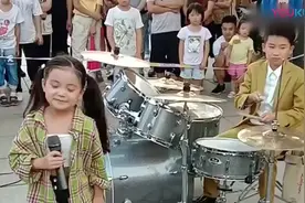 8岁小女孩演唱《李兰妈妈》，自带明星范，气场太强大了