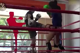 女子散打冠军假扮菜鸟挑战教练，最后竟暴打教练！视频封面