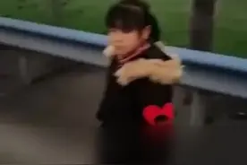 小女孩回家迷路，好心人一路护送，短视频获抖音百万网友点赞视频封面