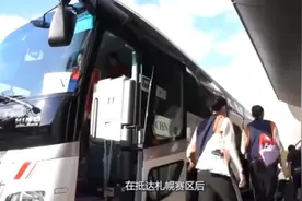 中国女排午饭只有饭团和香蕉！国足却聘请专业厨师，不惭愧么视频封面