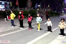 6个小孩跳广场舞《北方北方》我一直看那两个最小的宝贝