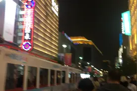 南京路步行街最大苹果旗舰手机店，听说官网还降价300元。