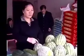 母亲因为嫌家穷改嫁，14岁少女苦寻10年，却寻来的是这个结果。视频封面