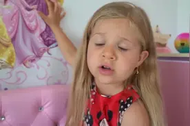 小女孩在看漂亮的芭比公主，哥哥给她送公主裙视频封面