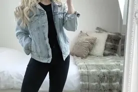 黑色T恤加牛仔裤搭配浅蓝色牛仔衣，自然随性