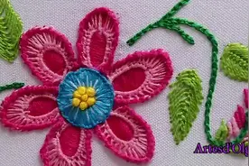 一针一线刺绣出漂亮的手帕花图案，手艺很不错哦！