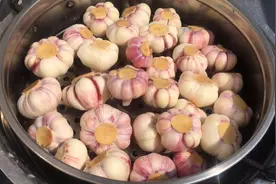 春日美食家：几十年传承下来制作糖蒜的老方法，酸甜开胃！视频封面