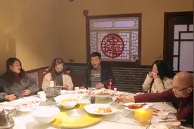 小伙饭店吃饭吃霸王餐，看小伙如何套路服务员，最后结局太逗了视频封面