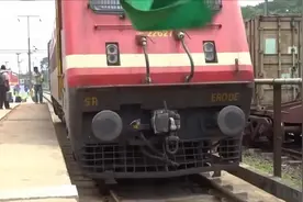 列车车厢之间是怎样连接的，没见过的快看视频封面