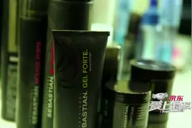 美女超模脚太大，拍照时42码脚穿38码鞋子，走一步晃三晃！