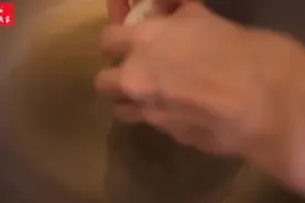 钛锅如何变不沾锅？纯钛锅开锅、清洁、保养一次学会！必学锅知识视频封面