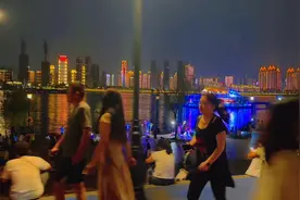 一个段子 又火🔥了一大波节奏……把利群抽涨价的男人！#大圆哥