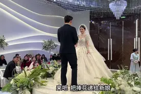 表弟婚礼现场，新娘一身洁白婚纱惊艳全场，整个过程甜蜜又热闹视频封面