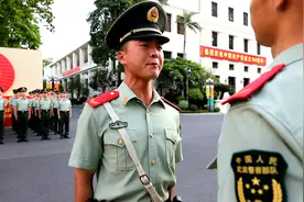 #老兵 你已完成军旅最后一班岗！“#钢枪交给我，你放心！”视频封面