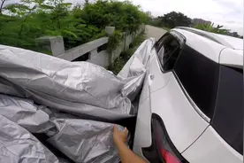 给汽车买了一个防晒车衣，第一次用这个东西，感觉还挺实用！