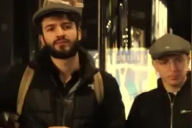 法国巴黎街头见到人用二胡拉#梦驼铃视频封面