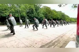 一群退伍十几年的老兵，再一次穿上军装，尽管身体不如从前视频封面