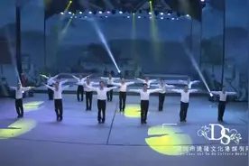 老当益壮，帅气逼人的男子广场舞明星队员们#演出现场 #艺术节