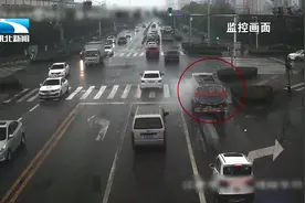 失去控制？多辆小车刹不住车发生追尾，司机集体懵圈视频封面