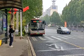 96路E10与一代混同时进站张店区政务中心视频封面