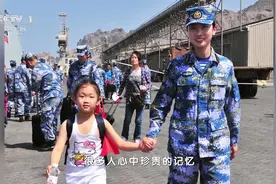也门撤侨女孩和海军姐姐再拍牵手照 还记得也门撤侨时的“牵手照