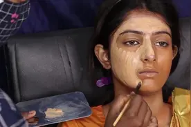 印度女孩五官长得还可以，化妆后美得倾国倾城，惊艳了很多人