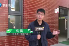 公厕男右女左，市民左右为难，男子：这事儿让人怪尴尬视频封面
