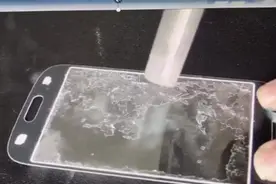 去除手机屏幕上粘胶的小妙招#除胶剂 #除胶 #除胶神器