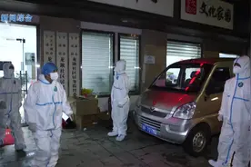 志愿帮抗疫 社区送锦旗#抗疫 #疫情防控 #志愿者视频封面