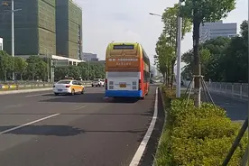 就在这个月，武汉所有的双层公交都会下线报废。 从1995来到2021视频封面