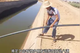 农村小伙用一根水管就把水从河里抽出来，真是艺高人胆大啊